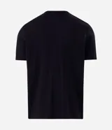 Remera de manga corta color bordó con textura acanalada vertical, cuello redondo con abertura estilo Henley y botones frontales.