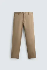 Pantalón chino de corte regular fit, confeccionado en tejido de algodón con elasticidad. Presenta bolsillos frontales, bolsillos traseros de vivo y cierre frontal con cremallera y botón.