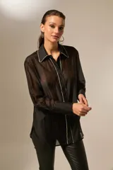 Camisa negra traslúcida de lyocell con cuello clásico, cierre frontal con botones y detalles de strass en cuello, botones y puños.