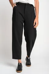 Pantalón negro de algodón peinado, corte recto y tiro medio, con pinzas delanteras y bolsillos laterales.