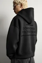 Sudadera negra de corte boxy fit, confeccionada en tejido compacto con elasticidad. Presenta capucha, manga larga, bolsillo frontal tipo canguro y acabados en rib.