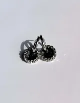 Par de aros de resina azul con borde de strass y arito de acero quirúrgico.