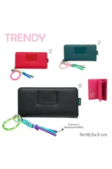 Billetera negra con cierre, llavero de cinta con inscripción Trendy y detalle de cordones trenzados en colores violeta y celeste.
