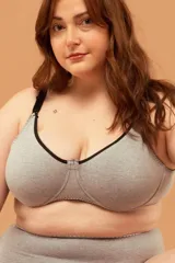 Soutien blanco de algodón con aro y breteles regulables.
