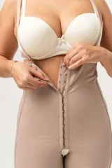 Faja short de lycra color piel, de tiro alto con breteles desmontables, cierre frontal con broches y terminación con encaje en las piernas.
