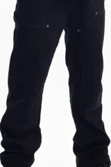 Pantalón de jean azul oscuro de corte recto, con refuerzos en las rodillas y bolsillos laterales. Diseño de estilo cargo con frente reforzado.