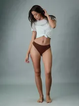 Colaless marrón de algodón extraelástico con bordes cortados a láser y logo de Calvin Klein estampado en la cadera.