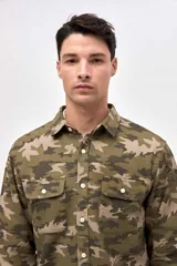 Sobrecamisa de algodón con estampado camuflado, cuello solapa, cierre frontal con botones y bolsillos en el pecho con tapa.