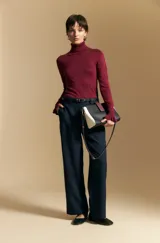 Pantalón de corte recto y estilo sastrero, con tiro medio-alto y bolsillos laterales. Presenta una caída fluida y líneas limpias.