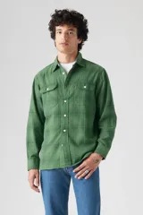 Camisa verde a cuadros de manga larga con dos bolsillos en el pecho y cierre abotonado. Corte clásico y tejido de algodón. Marca Levi's.