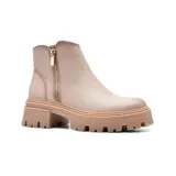 Botín de caña baja color blanco hueso, con cierre lateral dorado y suela track.