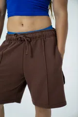 Short oversize color marrón, con cintura elástica ajustable con cordón.