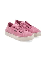 Zapatilla de lona color rosado con suela de goma en tono crema. Diseño de corte bajo con cordones al tono y costuras reforzadas.