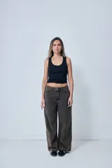 Pantalón de jean gris oscuro, corte ancho y tiro alto.