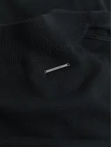 Vestido midi negro de lana merino, con cuello alto y mangas cortas.