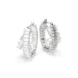 Aros tipo argolla con baño de rodio, adornados con circonitas Swarovski talla baguette y perlas Swarovski Crystal.