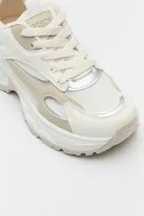 Zapatillas chunky color blanco y beige, con base robusta de 5,5 cm de altura.