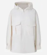 Campera oversized color beige con capucha ajustable, cierre frontal con cremallera, bolsillos cargo delanteros y puños con pliegues.