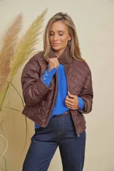 Campera matelasse impermeable color chocolate, con cierre frontal, cuello y puños de pana.