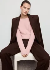 Jersey de punto en canalé color rosado, con cuello redondo, manga larga y diseño entallado.