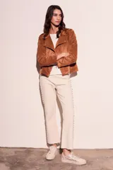 Campera marrón de gamuza sintética, estilo biker con cierre cruzado y cuello con solapas.