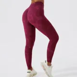 Calza larga de lycra color borgoña con estampado camuflado y cintura alta.