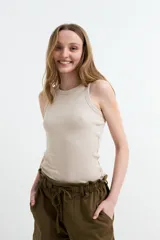 Musculosa en tejido rib color beige, de corte ajustado y cuello redondo.