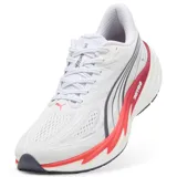 Championes de running Puma Velocity Nitro, modelo blanco con detalles en rojo y gris, tecnología NITRO en la entresuela y diseño de malla técnica transpirable.