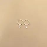 Aros tipo argolla pequeña en plata 925 con dije colgante de circonia en engarce inglés.