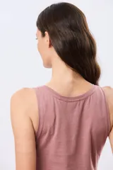 Musculosa básica lisa color beige, con escote redondo y tapeta frontal con tres botones.