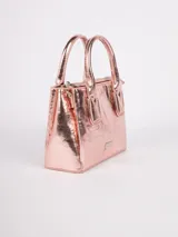 Cartera mini tote color negro charol, con doble asa corta y correa larga desmontable y ajustable.