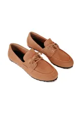 Mocasines de gamuza color tostado con lazo frontal decorativo y detalle de pasacintas laterales. Poseen suela flexible antideslizante.