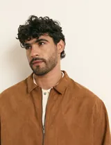 Campera de napa ecológica color marrón, con cierre frontal metálico, bolsillos laterales y cuello camisero.