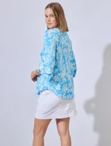 Blusa estampada de seda fría, marca Ruby Rd, con cuello redondo y mangas 3/4 con volados.
