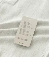 Bermuda slim de lino y algodón color beige, de corte ajustado, con trabillas para cinturón y bolsillos laterales y traseros.