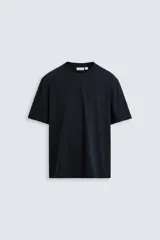 Camiseta de manga corta color azul marino oscuro, de corte regular fit y cuello redondo.