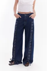 Jean wide leg de tiro medio y color azul, con cordones de denim cruzados a través de ojalillos metálicos a lo largo de los laterales delanteros.