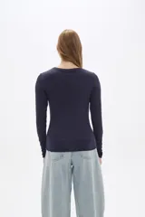 Remera azul marino de lyocell, de manga larga, corte ajustado y cuello redondo.