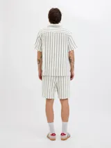 Camisa de manga corta con fit relajado y cuello resort. Cierre con botones al frente. Estilo liviano ideal para el verano.