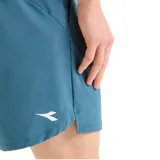 Short deportivo Diadora de color azul oscuro, diseñado para tenis. Cuenta con cintura elástica, bolsillos laterales y el logo de la marca estampado en la parte inferior de la pierna.