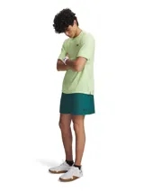 Short deportivo Under Armour de corte recto y largo medio, confeccionado en tejido técnico ultraligero con tecnología repelente al agua. Presenta cintura elástica con cordón interno, bolsillos laterales abiertos y el logo de la marca estampado en el ruedo.