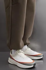 Pantalón jogger relaxed fit Zara Athleticz de tejido técnico compacto elástico con mezcla de algodón. Presenta cintura elástica ajustable con cordón, bolsillos laterales en la cadera, bolsillo trasero con cierre de cremallera, bajo ajustable con elástico y detalle de logo estampado en la pernera.