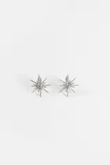 Par de caravanas con diseño de estrella de múltiples puntas en color plateado, con sistema de cierre tipo clip.
