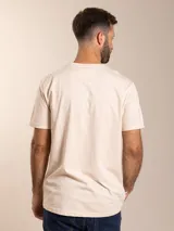 Remera básica de manga corta y cuello redondo, color blanco, con pequeño logo bordado en el pecho.