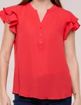 Blusa de gasa roja con escote en V y abotonadura parcial frontal. Presenta mangas cortas con doble volado y corte semi entallado.