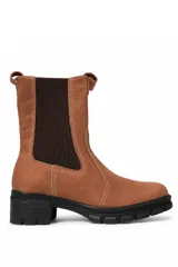 Bota de cuero marrón con elásticos laterales en color oscuro, costuras visibles en contraste y suela chunky con taco cuadrado.