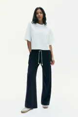 Pantalón de jogging azul marino, de corte amplio, con cintura elástica ajustable con cordón y bolsillos laterales.
