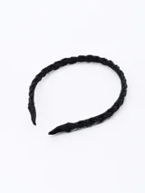 Vincha rígida color negro cubierta de cuentas negras.