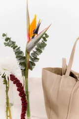 Bolso tote grande de cuero negro con doble asa larga y cierre superior con tira de cuero. Diseño minimalista y atemporal.