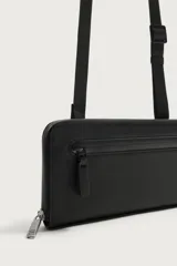 Cartera tipo bandolera de acabado engomado en color negro, con bolsillo frontal con cremallera y compartimento principal con cierre. Asa de hombro ajustable y extraíble.